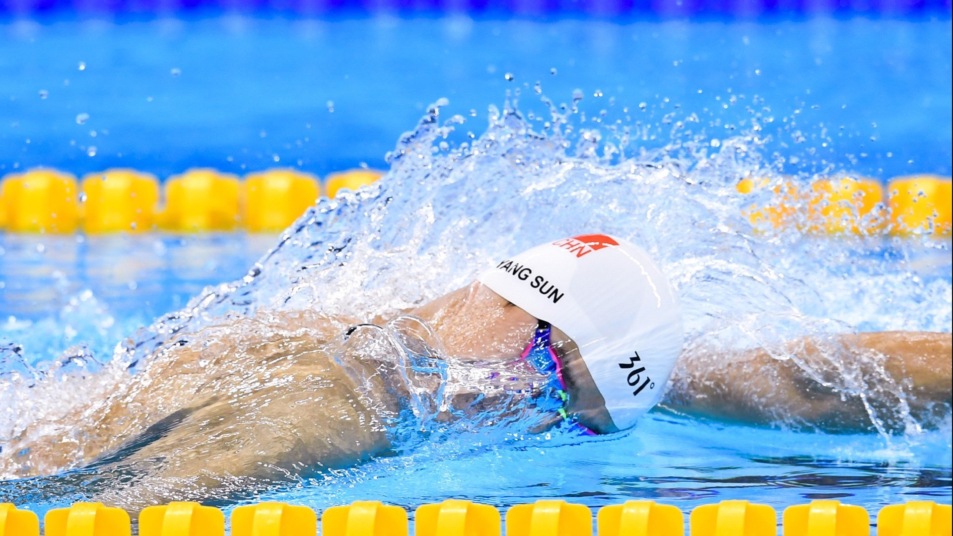 当丹佛高原的爆发遇上东方压哨绝杀，体育宇宙的奇妙交汇