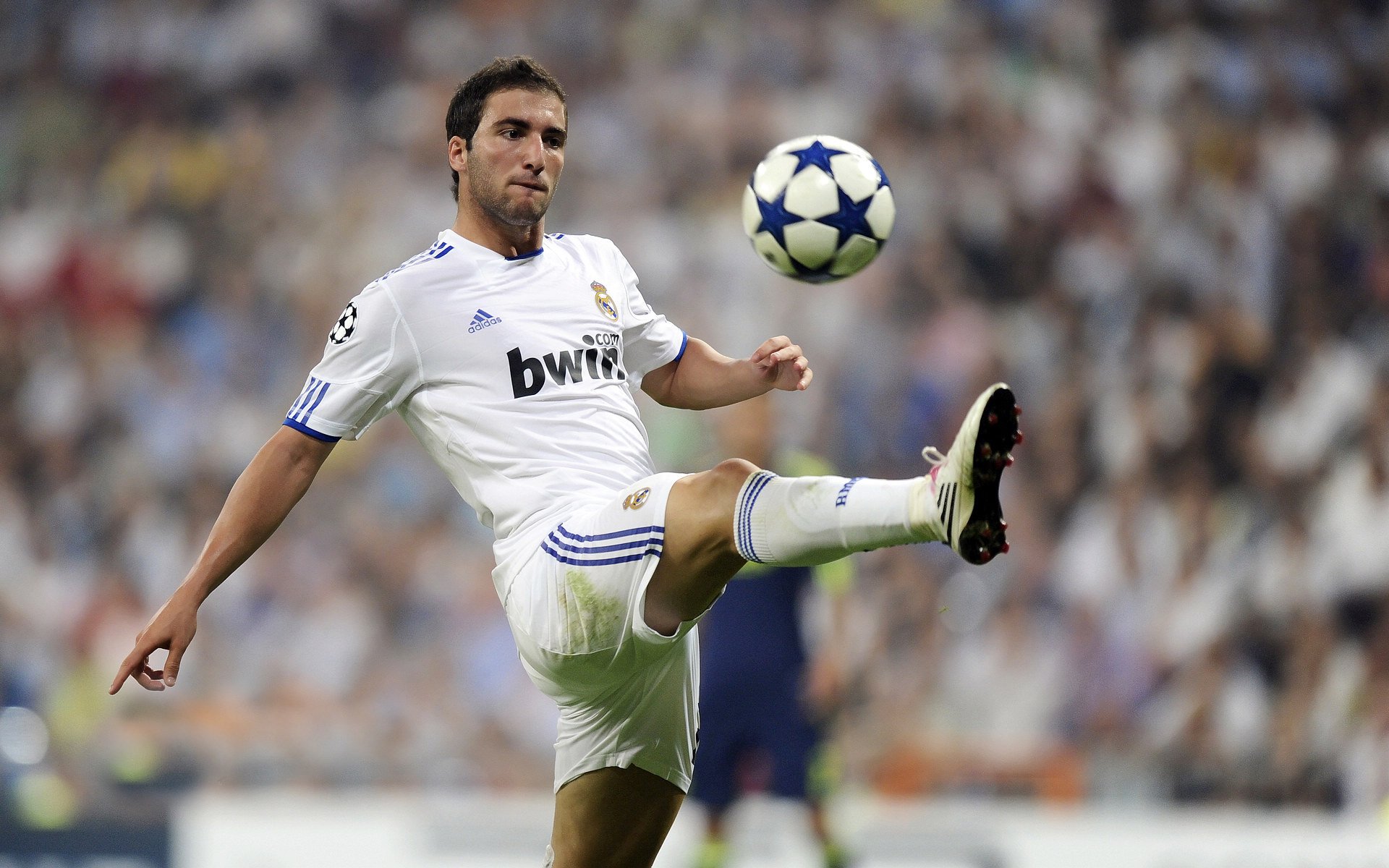 铁血拜仁正面击溃安哥拉防线，阿坎吉于争冠天平上接管德意志